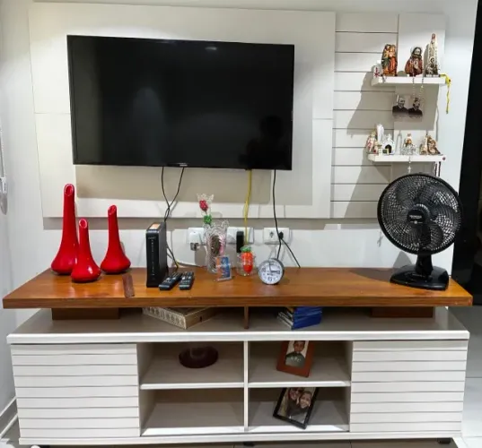 Rack em laka 1,80cm Painel e Base amadeirada.