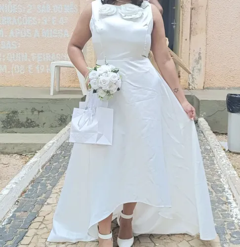 Vestido de casamento de cetim.