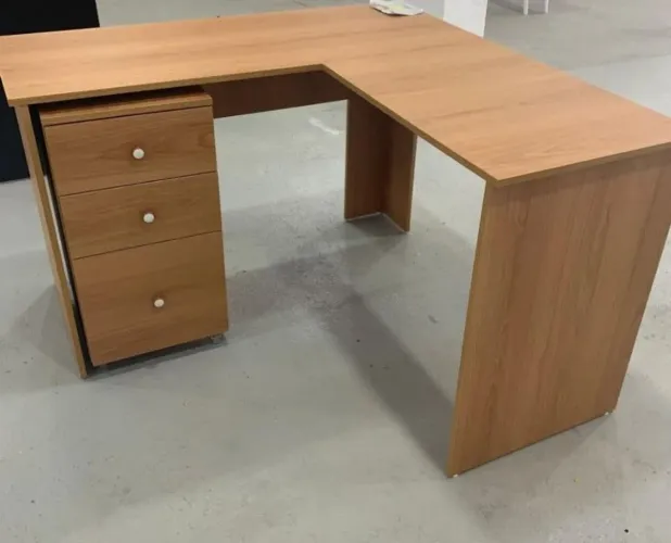 Mesa com gaveteiro em mdf