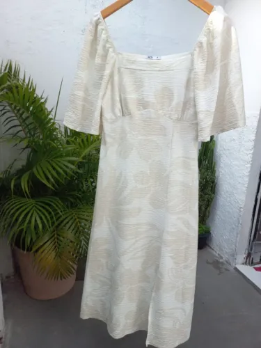 Vestido Midi Casual na Cor Bege com Branco - Veste tamanho P (38)
