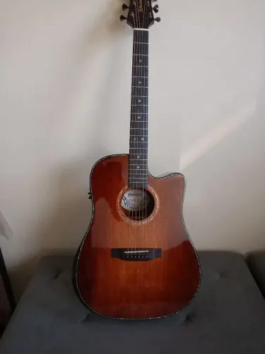 Vendo violão maravilhoso. Zero, lindo!!!