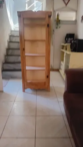 Cristaleira de madeira reciclada