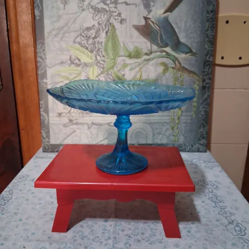 Centro mesa/ pequena fruteira azul, desenhos alto relevo no vidro.