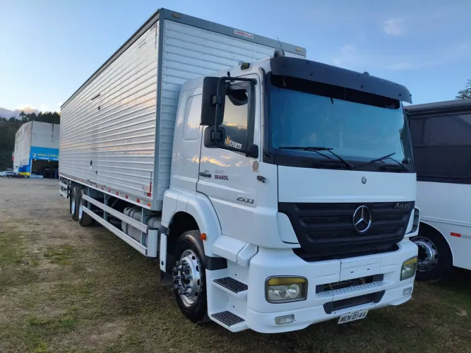 M.Benz 2533 6X2 baú