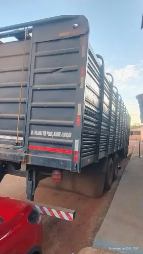 Caminhão boiadeiro com serviço