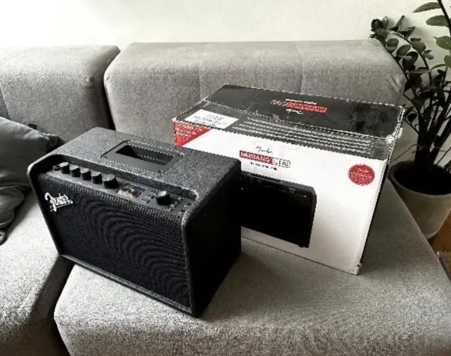 Amplificador com Efeitos Bluetooth Fender Mustang Series GT40 para guitarra de 40W