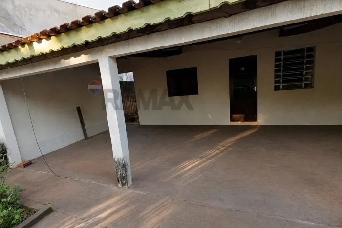 Casa de dois quartos no bairro São João garagem para três carros