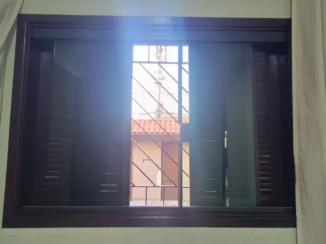 Janela de quarto de madeira com vidro 1.40 x 1.00