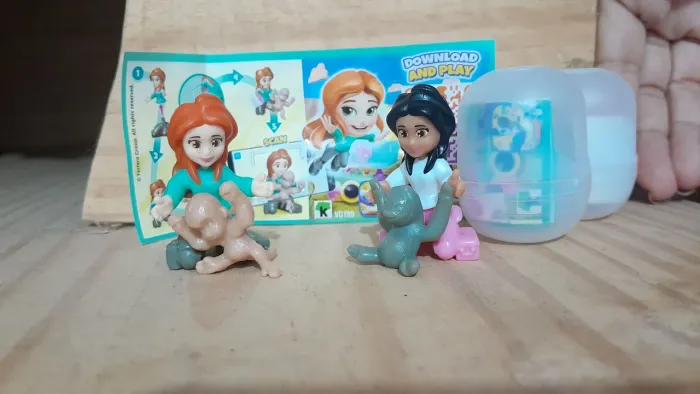 Kinder bonequinhas