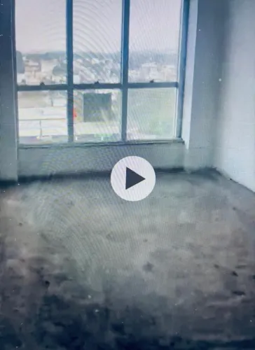 Sala comercial na via principal de Itaboraí, junto ao centro comercial de frente para via.