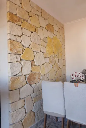 Instalação de pedras decorativas e pintura profissional.