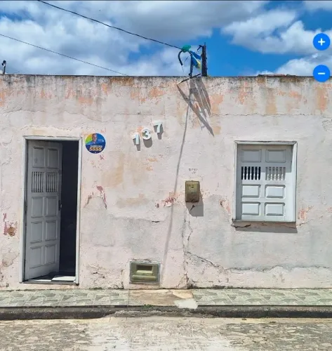 Casa, dois quartos, sala de estar, banheiro e quintal