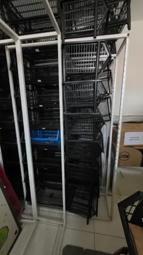 Cestos plásticos empilháveis para loja e estoque