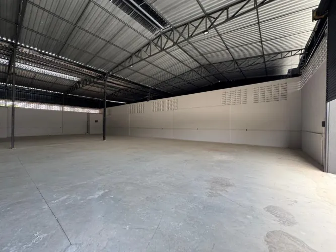 ?? GALPÃO COMERCIAL Aluga-se galpão comercial com 400m², ideal para depósito, logística,