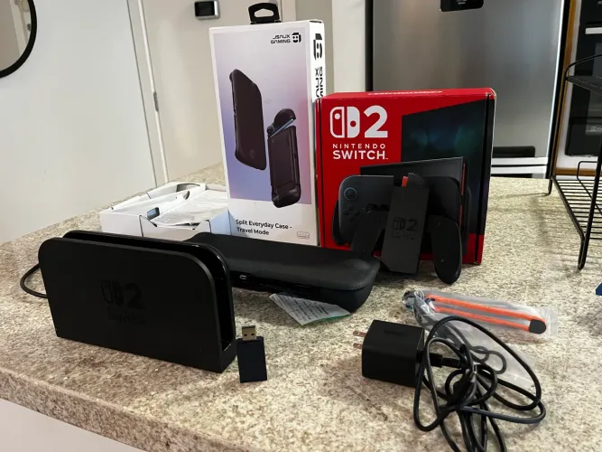 Nintendo Switch 2 - Usado c/ capa JSAUX e dongle 8bitdo para controles bluetooth