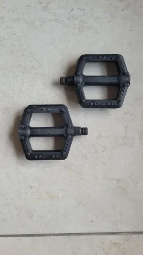 Pedal plástico + suporte de garrafa