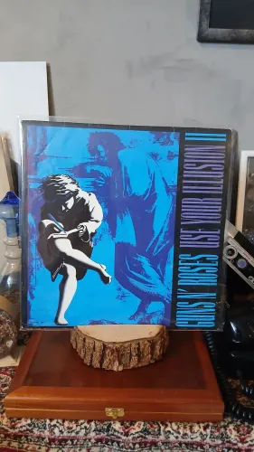 Disco de vinil duplo do Guns N' Roses, álbum "Use Your Illusion II". De 1991