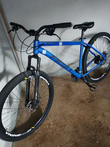 Bicicleta aro 29 tem que alguns detalhes para fazer
