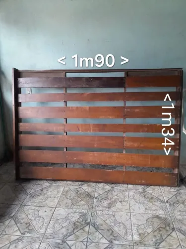Cama de madeira maciça sem cabeceira $250