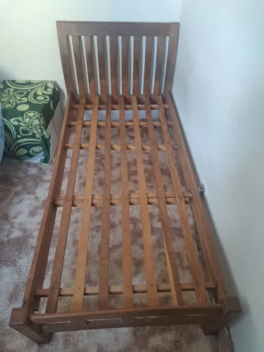 CAMA DE SOLTEIRO EM MADEIRA MACIÇA