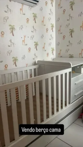Berço que vira cama e vira mesa pra criança brincar 