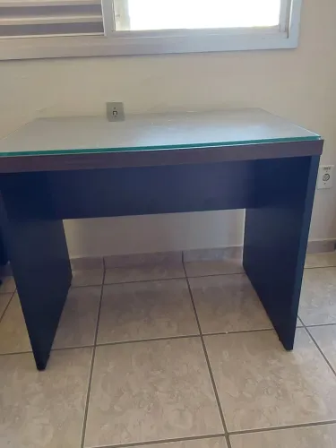 Mesa secretária com tampo de vidro