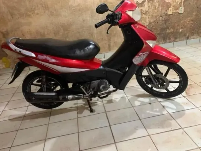 Vende-se essa moto ano 2015 valor 2.700 pra vender logo.