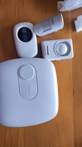 Central de Alarme Intelbras 2018E com 1 sensor e 1 sirene. 