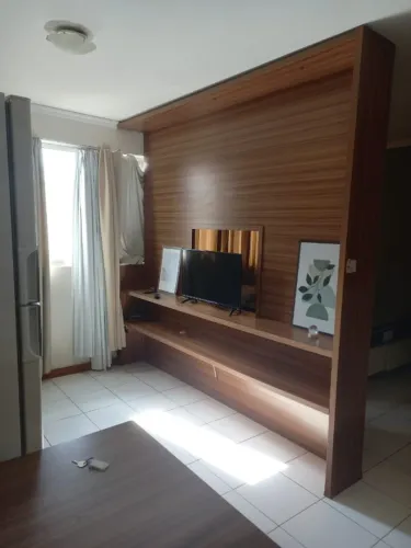 Alugo otimo apto mobiliado com sala, suite, cozinha e garagem no edf. Real Quality.