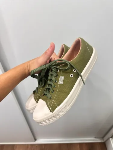 Tênis casual em lona verde militar tam 38.
