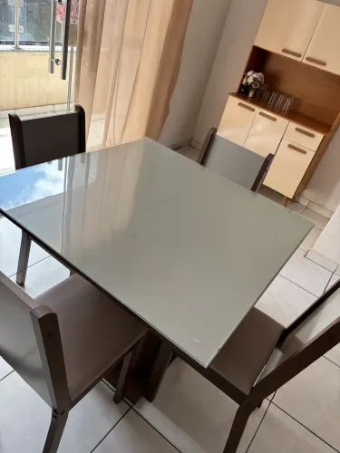 Vendo mesa de vidro de 4 lugares com pouco tempo de uso