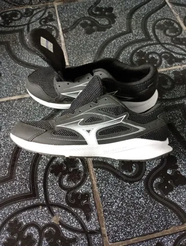 Mizuno N:41 R$ 120 reais praticamente novo,muito confortável.