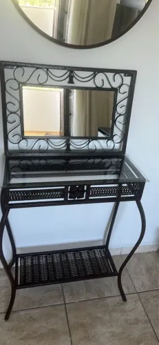 Barzinho de canto com mesinha e espelho.