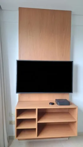 Rack suspenso com painel seminovo 