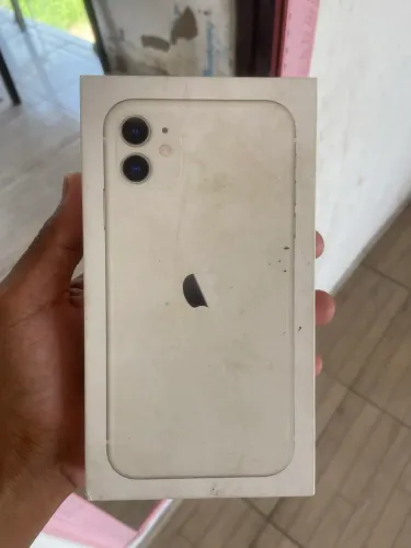 iPhone 11 normal, todo original, funciona tudo.