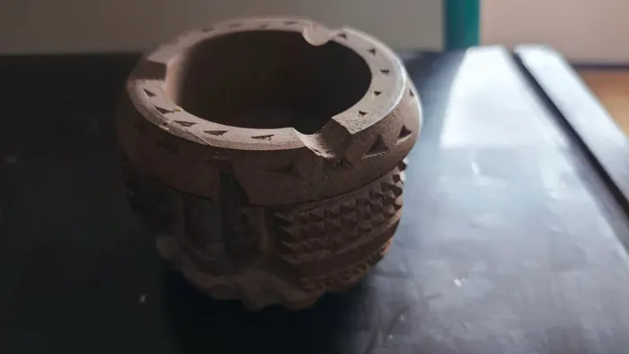 Arte indígena em madeira cinzeiro 