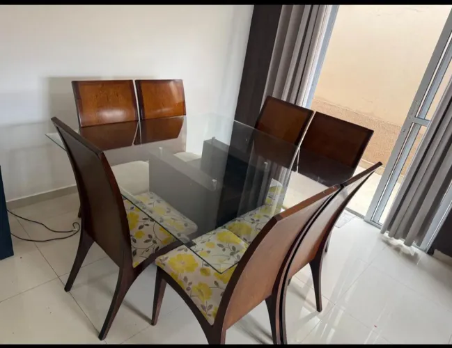 Vendo mesa de 7 lugares tampo de vidro 1,40 × 1,40