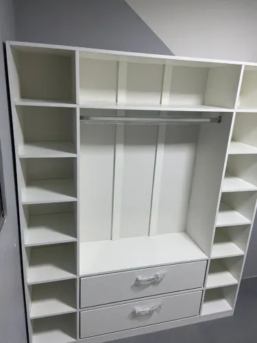 Guarda-Roupa Modular Branco com Gavetas e Prateleiras - Organização e Estilo