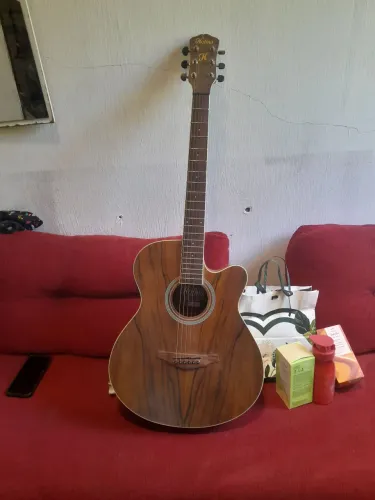 vendo um violão usando em perfeito estado ele é elétrico so está faltando uma corda