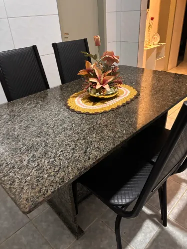 Vende- se mesa de mármore com 6 cadeiras