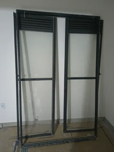 Porta abre e fecha