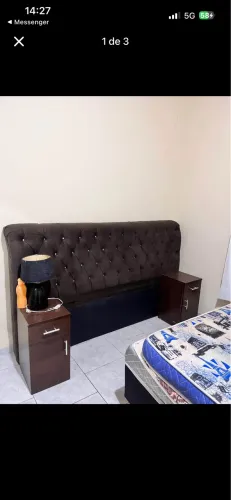 Cabeceira com criado mudo