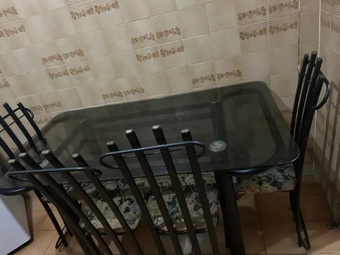 Mesa de vidro com cadeiras