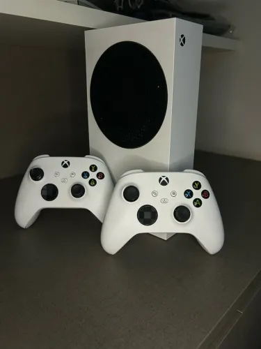 Xbox Series S + 2 Controles - Nova Geração