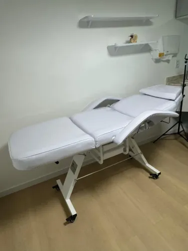 Maca Poltrona Médica Fixa com Plastificação Cor Branca