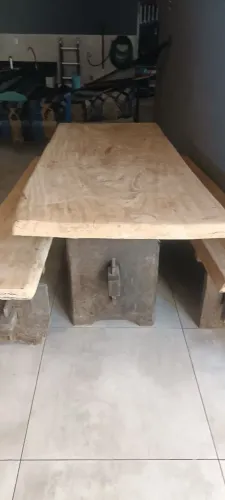Mesa de madeira rústica tampo único