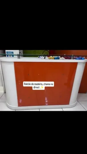 Balcão, mesa repositor e manequins feminino, masculino e infantil, cabides e outros...