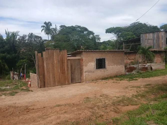 Vende-se uma Casa + Terreno no Bairro Planalto 2