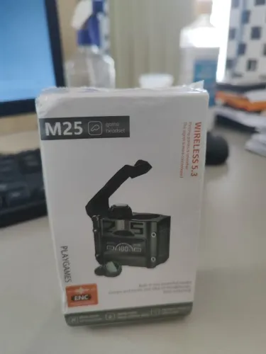 Fone de ouvido M25 na caixa 