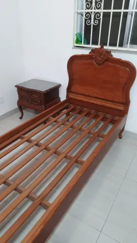 cama de solteiro em madeira